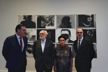 Miguel Zugaza, Enrique Ordóñez, Isabel Falcón y Gillermo Zuaznabar, ante la obra Katamalo.