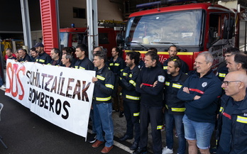 Comparecencia de los bomberos de Donostia, hoy en el parque de Garbera.