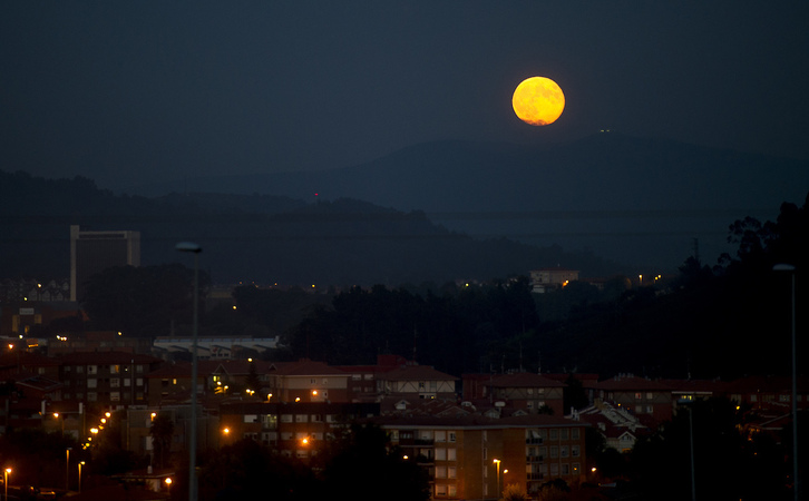 Ilargi bete eta handia Urdulizen, artxiboko irudi batean.