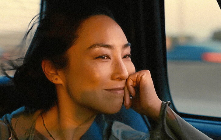 El reparto lo componen John Magaro y una pareja coreana: Greta Lee -en la imagen- y Teo Yoo.
