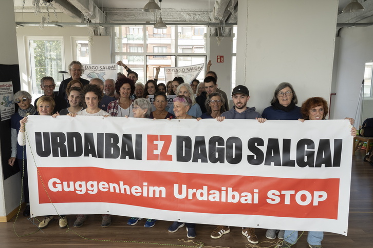 Manifestazioaren deialdia egin duten plataforma herritarreko zenbait partaide, astelehenean Gernikan.