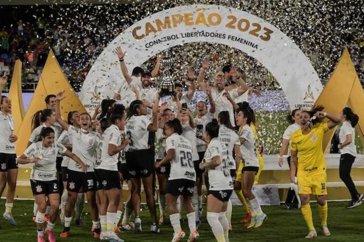 Jugadoras y técnicos del Corinthians celebran la victoria en la Libertadores.
