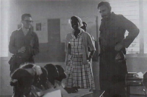 Baigorri, a la izquierda, junto a Fidel Castro, del que fue chef de confianza. (CEDIDA FAMILIA MENDIA BAIGORRI)
