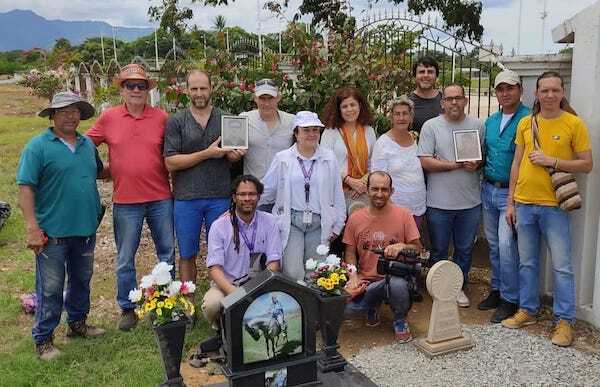 Los sobrinos del guerrillero navarro, junto a familiares de Arévalo y miembros de los equipos de búsqueda de desaparecidos. (CEDIDA FAMILIA MENDIA BAIGORRI)