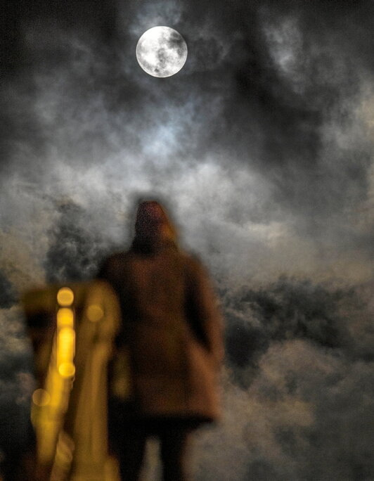 Ilargi betea, Zarautzen, artxiboko argazki batean.