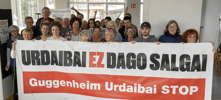 Manifestazioarekin bat egin duten hainbat herritar eta eragile gerturatu ziren, atzo, Astrara, babesa ematera.