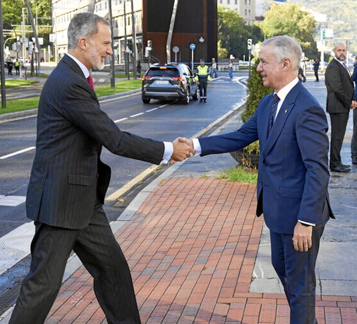 Iñigo Urkullu, recibiendo ayer a Felipe de Borbón en un encuentro económico en Bilbo.