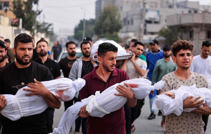 Traslado de varios fallecidos, entre ellos niños, en los ataques aéreos de Israel contra Gaza. 