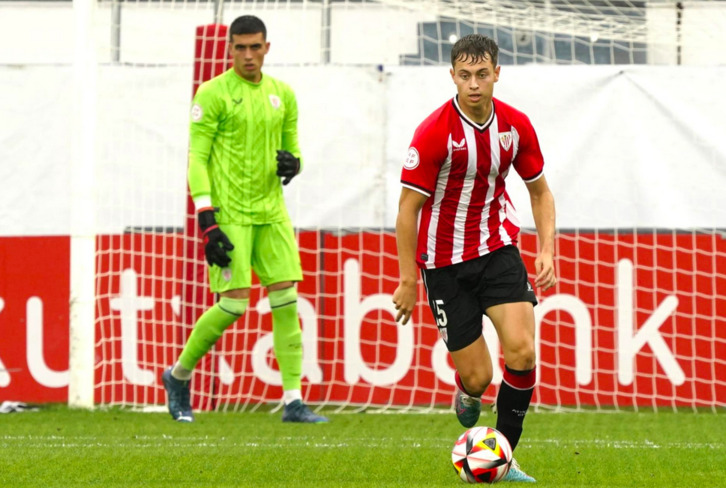 Jon de Luis atzelaria Osasunatik iritsi zen Lezamara udan.