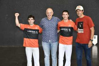 Jokin Arbe eta Mikel Mancisidor, Zumaiako alkate Iñaki Ostolaza eta Iñaki Osa Goikoetxea puntistarekin. 