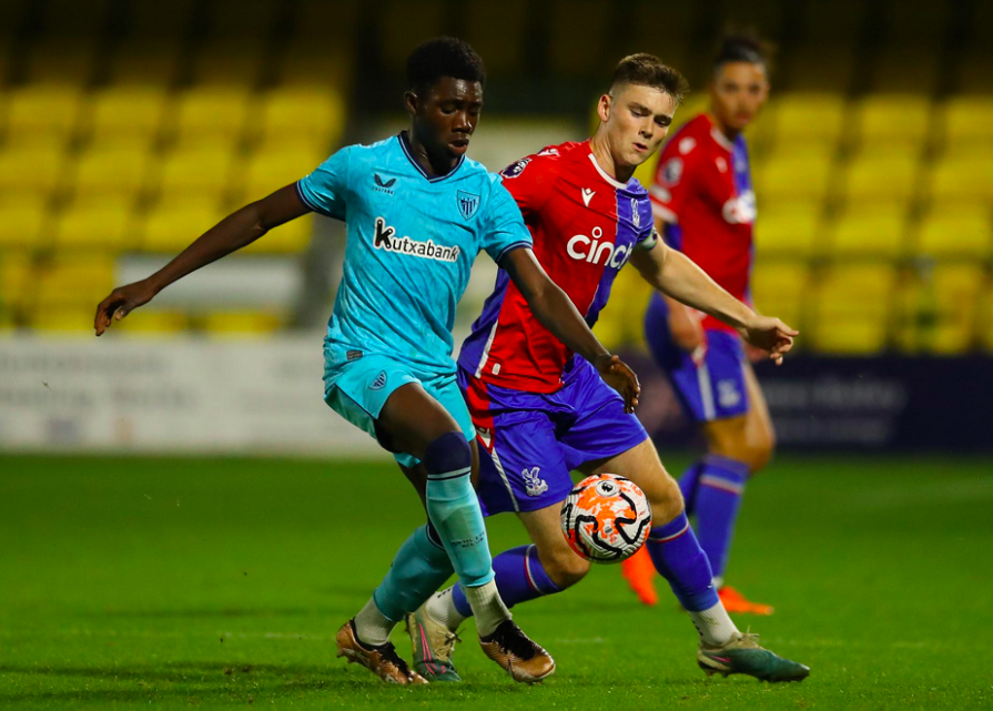 Elijah Gift Crystal Palace taldearen aurkako norgehiagokan. (@AthleticClub) Elijah Gift Crystal Palace taldearen aurkako norgehiagokan. (@AthleticClub)