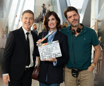 Los dos protagonistas, Adrián Suar y Paz Vega, posan con el director Santiago Requejo, en el metro de Bilbo. 