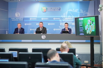 El consejero de Economía y Hacienda, Pedro Azpiazu, ha presentado el proyecto de presupuesto, junto Bingen Zupiria y Jokin Bildarratz.