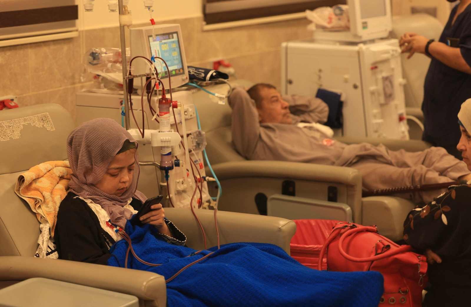 Una niña recibe tratamiento de diálisis en Khan Jounis. (Mahmud HAMS/AFP)