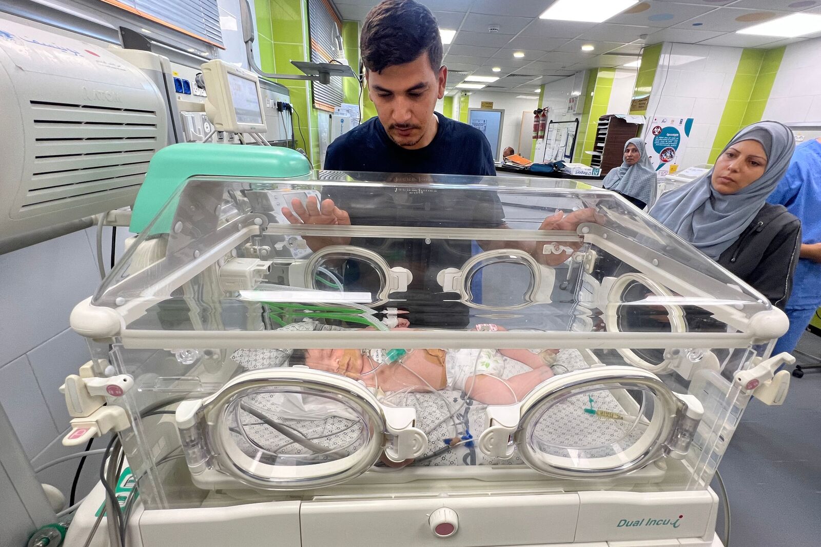 Un bebé, en una incubadora del hospital de Rafah. (Mai YAGHI/AFP)