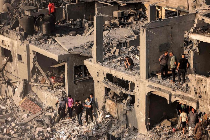 Gente en busca de supervivientes en un edificio derruido por Israel.