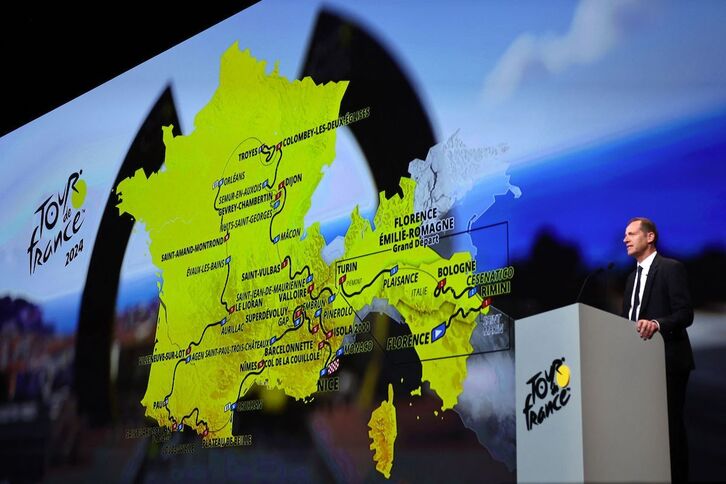 El director del Tour, Christian Prudhomme, con el recorrido presentado en París. 