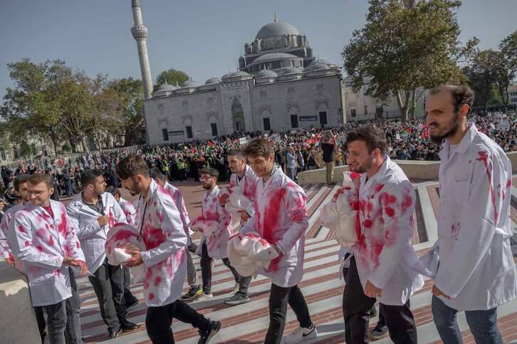 Manifestantes con batas blancas el pasado día 20 en Estambul para denunciar los bombardeos israelíes contra Gaza y la muerte de civiles.