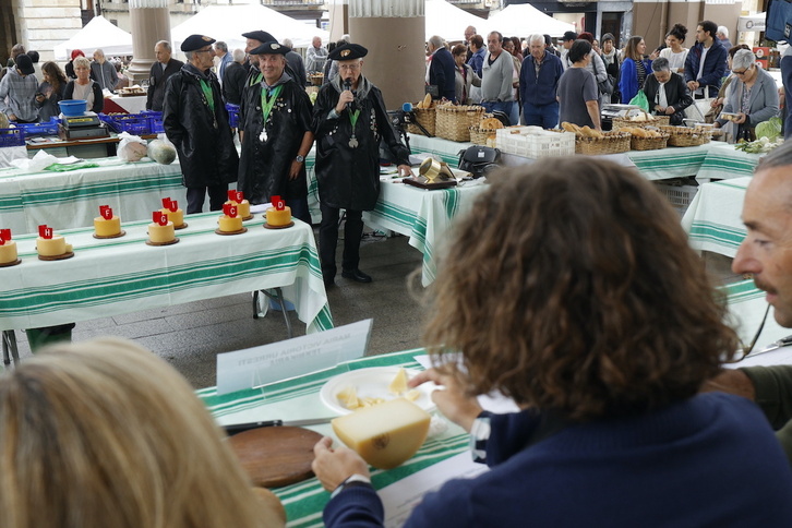 Ordiziako Plaza Nagusian egin dute gazta lehiaketa.