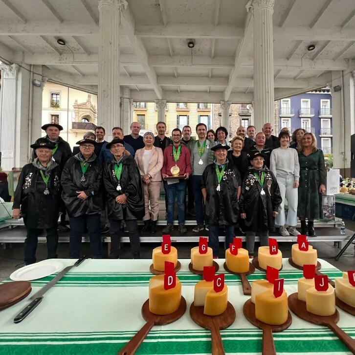 Julen Arburu irabazlea erdi-erdian, lehiaketa amaieran ateratako familia argazkian.