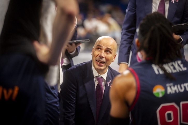 Joan Peñarroya, en un tiempo muerto en el partido frente a Unicaja.