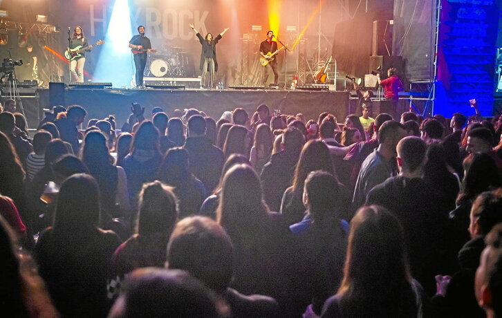 Elkartasunaren beroa sentitzen da urtez urte Hatortxu Rock jaialdian.