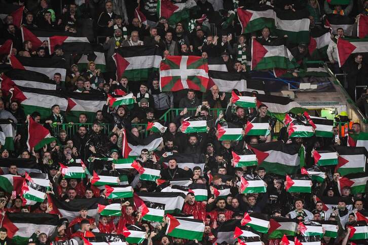 Celtic Parkeko harmaila, bandera palestinarrez betea. Ikurriña ere bertan. 