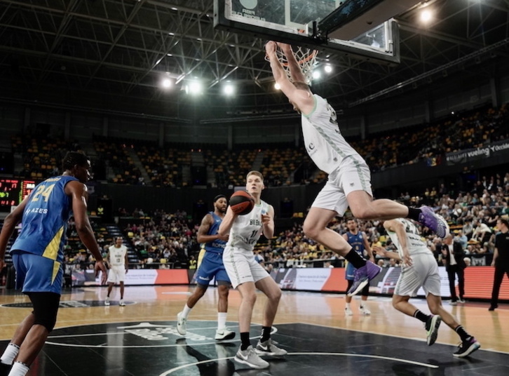 Hlinason se cuelga a placer en una de las contras de Bilbao Basket.