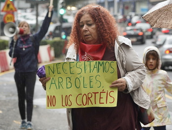 Una manifestante en las movilizaciones en defensa de los olmos de Deustu.