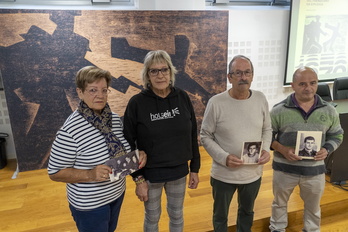Familiares de las tres víctimas posan con sus fotografías.