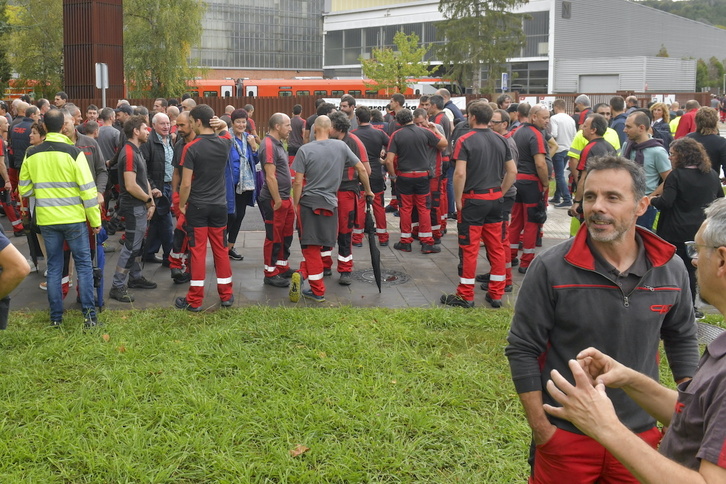 Trabajadores de CAF en Beasain, en una protesta reciente por otra cuestión: la aparición de amianto en la planta.