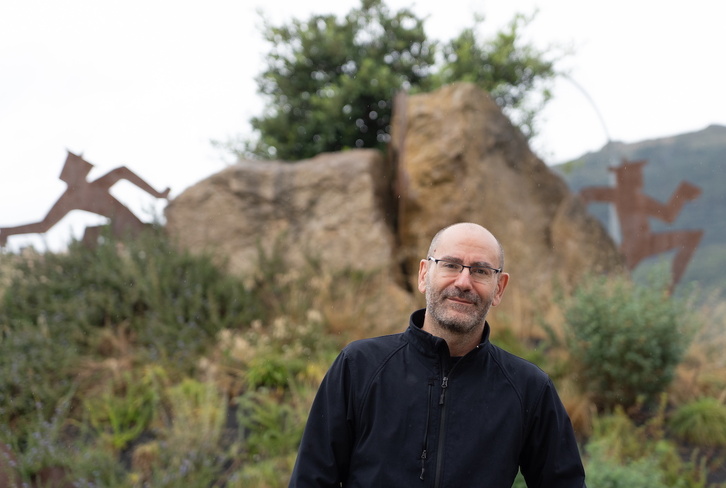 Miguel Goikoetxandia, en la rotonda de la Memoria Histórica de Berriozar. 