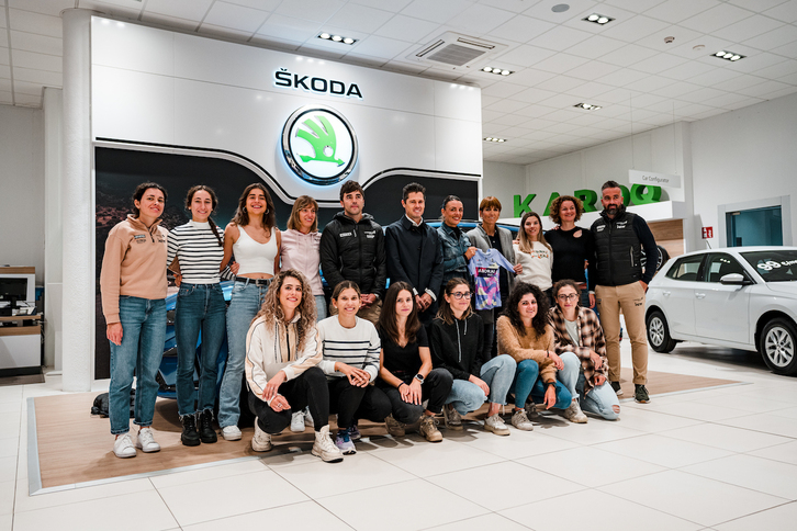 Ion Lazkano, a la derecha, con sus ciclistas, Aitor Galdos y Joane Somarriba en la visita a Skoda.
