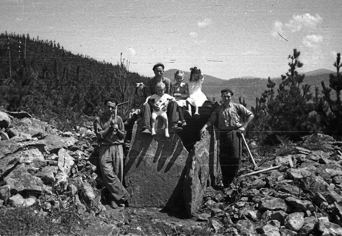 Akola baserriko lau haurra, haien aita eta indusketan aritutako bi ereñotzuar. Jesus ELOSEGI | Aranzadi Zientzia Elkartea