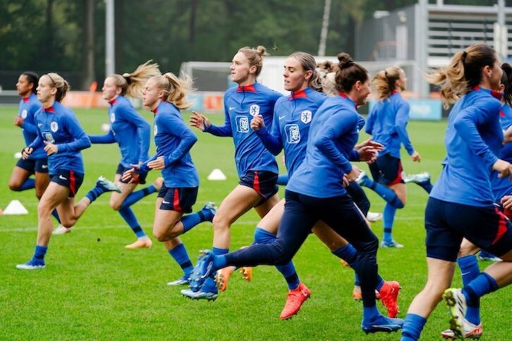 Un año después de romperse el cruzado, Miedema regresa a la selección neerlandesa. En la imagen, entrenando junto a sus compañeras.
