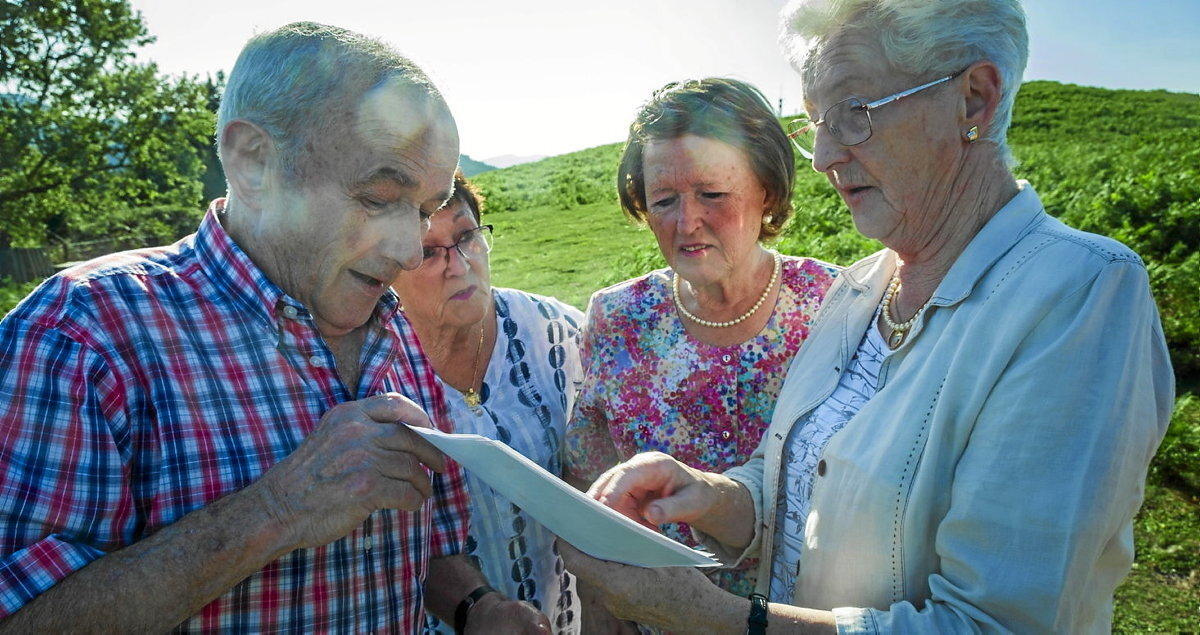 Joxe, Mari Karmen, Inaxi eta Kandi Susperregi, duela 73 urte ateratako argazkiari begira. IKORKOTX