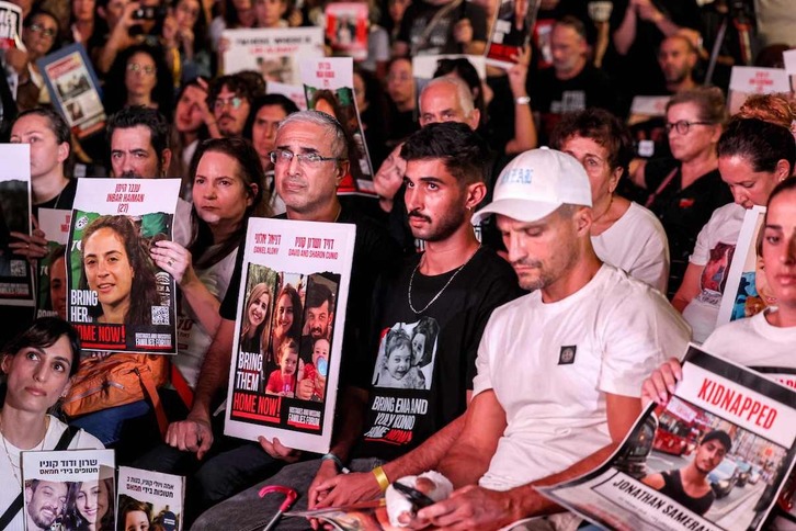 Movilización en Tel Aviv en apoyo a los retenidos en Gaza. Esta cuestión ha sido determinante para el cambio sobre la invasión, según ‘Maariv’.