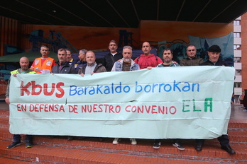 Trabajadores de Kbus, que este viernes realizan una acampada en la Herriko Plaza de Barakaldo.