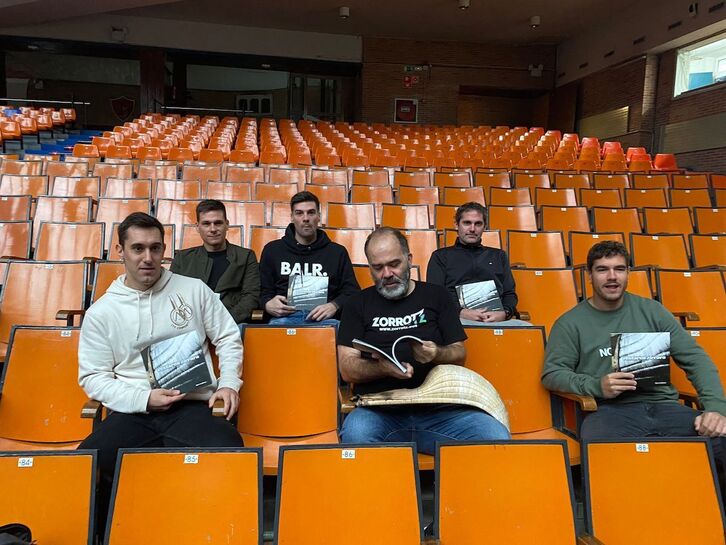 ‘Zestaren zirrara’ liburuaren aurkezpena; erdian, Igor Meltxor egilea, albo banatan Zabala (ezk.) eta Lekerika dituela. Goian, Beaskoetxea, Barandika eta Erkiaga.
