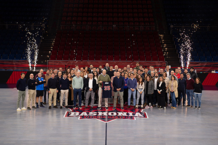 Foto de familia en el 35 aniversario de la llegada de Josean Kerejeta a la presidencia de Saski Baskonia.