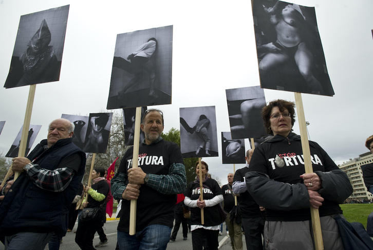 Recreaciones de diferentes modos de torturas, todos recogidos en este informe con casos reales, en una manifestación en Iruñea.