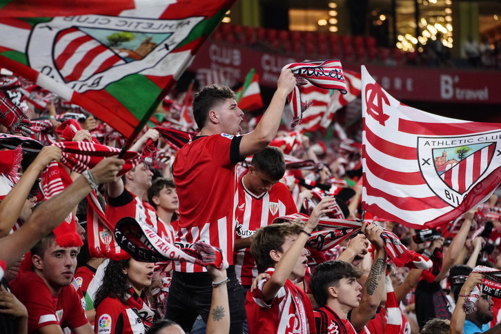 La afición del Athletic anima a su equipo en el duelo frente al Getafe. 