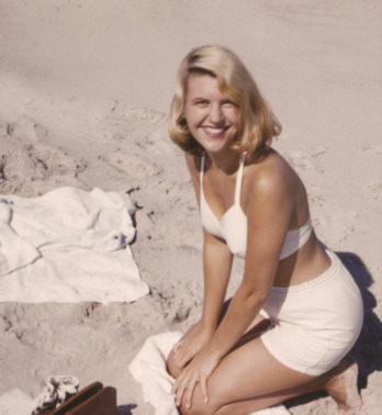 Una Sylvia Plath joven y sonriente. 