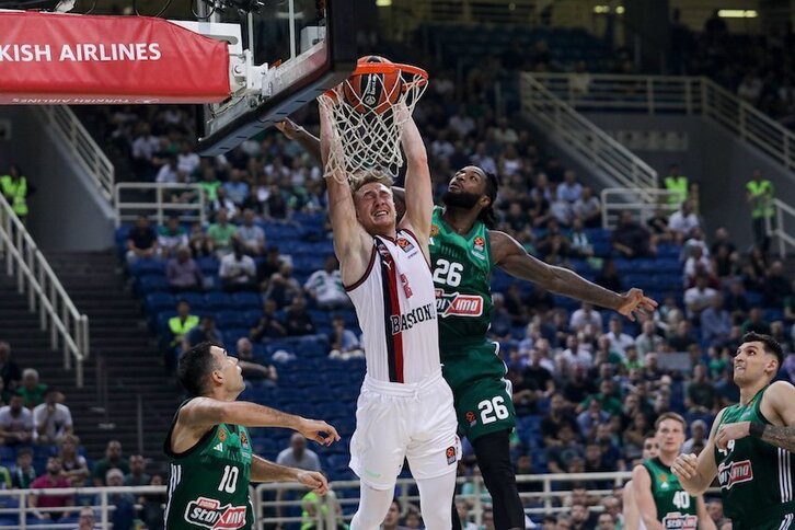 Raieste se cuelga en la cara de Matthias Lessort.