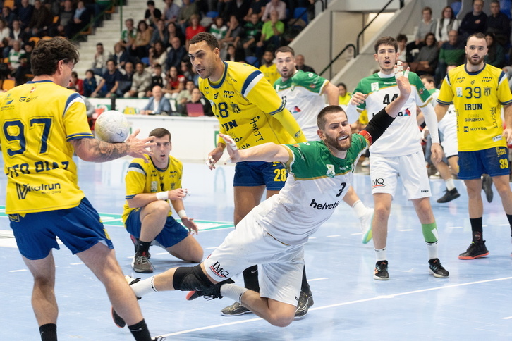 Anaitasuna y Bidasoa se han dejado todo en el derbi de la Asobal.