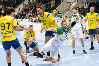 Anaitasuna y Bidasoa se han dejado todo en el derbi de la Asobal.