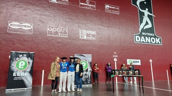 Arakistain eta Lizardi txapela jantzita, Mutrikuko Udaleko kultura zinegotzi Saioa Elezgarai eta Gipuzkoako Pilota Federazioko presidente Itziar Leterekin. 