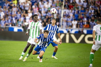 Guevara cabecea un balón en el encuentro frente al Betis.