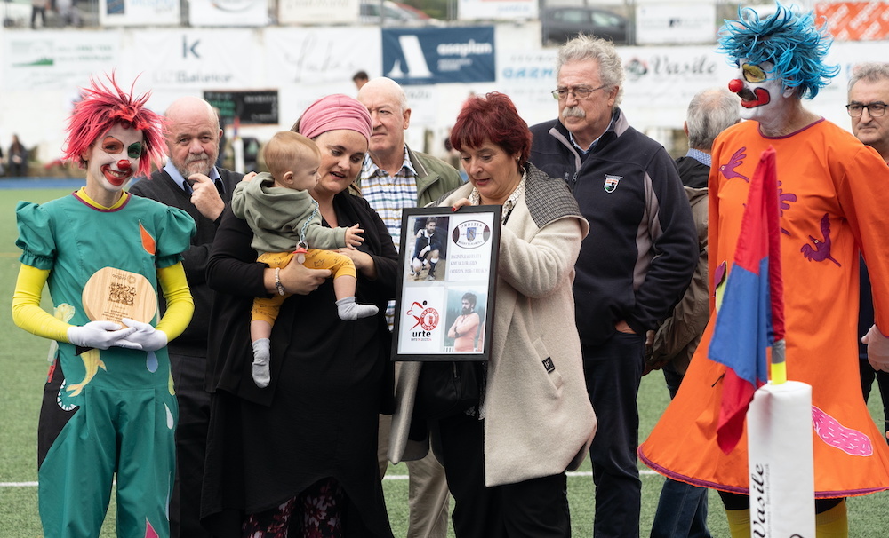 Familiares de Oxinalde con Pirritx y Porrotx. (Jagoba MANTEROLA / FOKU) Familiares de Oxinalde con Pirritx y Porrotx. (Jagoba MANTEROLA / FOKU)