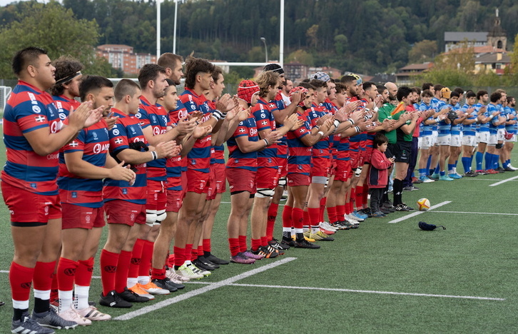 Jugadores de Ordizia y Cisneros en los prolegómenos del partido.